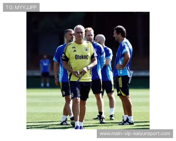 球员在训练中模拟比赛压力，心理师现场助阵