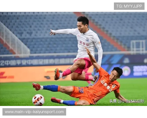 足球门前乱战激战到底，头球破门瞬间点燃全场激情