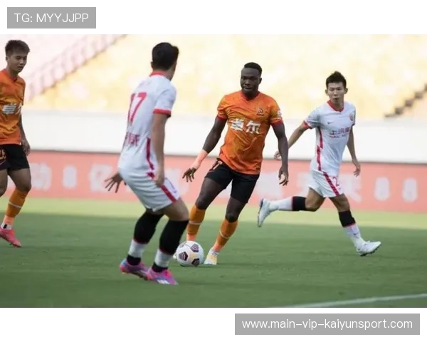 队长动作与赛场调度成讨论点，队长比赛